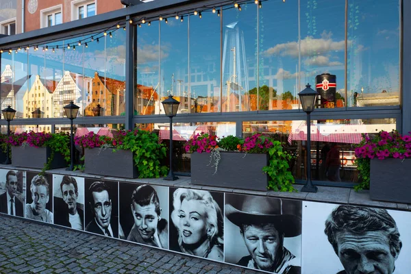 2022 해안에 레스토랑의 창문에 도시의 폴란드 그단스크 — 스톡 사진