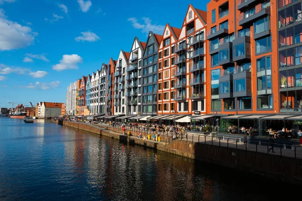 2022-06-10: Gdansk 'ta setin üzerindeki binaların güzel mimarisi. Motlawa nehri üzerinde modern evler. Polonya