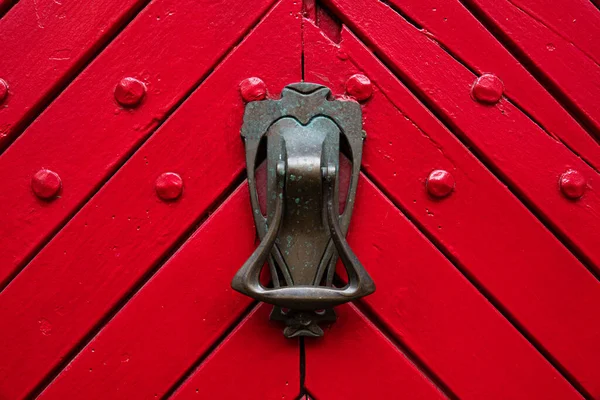 古い赤いドアを背景にアンティークのドアロック — ストック写真