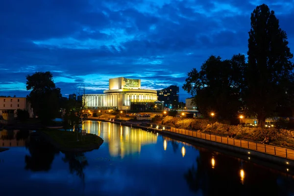 2022-07-07 Brda nehrinin kıyısında alacakaranlıkta eski bir kasaba. Bydgoszcz, Polonya