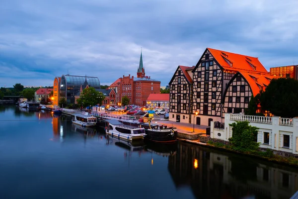2022年7月7日黄昏时分 在布尔达河堤岸上的一座古城 Bydgoszcz — 图库照片