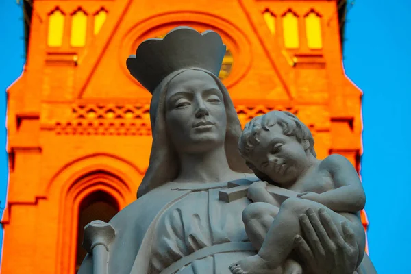 2022 トルンの聖カタリナ教会の隣にある聖母マリアの彫刻 夕暮れ時のポーランドのランドマーク — ストック写真
