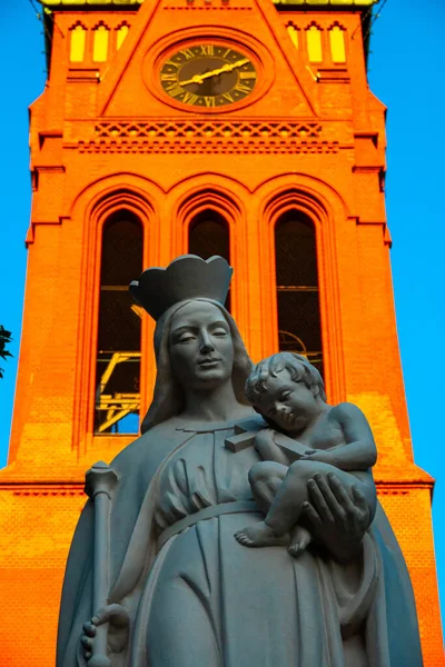 2022年7月6日 托伦圣凯瑟琳教堂旁边的圣母塑像 波兰黄昏时的城市地标 — 图库照片