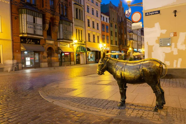 2022 托伦历史城区街道上的老青铜驴雕塑 中世纪的欧洲城市 托伦波兰 — 图库照片