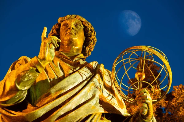 2022 Monumento Nicolau Copérnico Estátua Noite Frente Câmara Municipal Torun — Fotografia de Stock