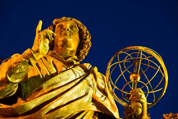 2022 Nicolaus Kopernikusz Emlékmű Esti Szobor Óvárosháza Előtt Torun Lengyelország — Stock Fotó