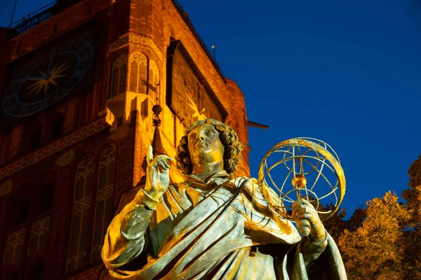 2022 尼科拉斯哥白尼纪念碑 波兰托伦老市政厅前的傍晚雕像 — 图库照片