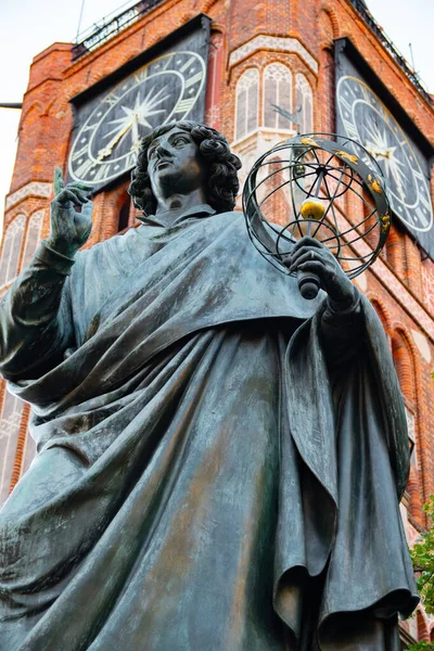 2022 Памятник Николаю Копернику Статуя Перед Старой Ратушей Торунь Польша — стоковое фото