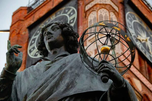 2022 ニコラウス コペルニクス記念碑 ポーランド トルンの旧市庁舎前の像 — ストック写真