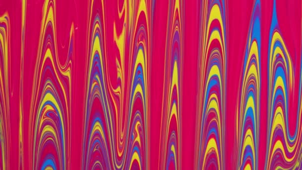 五颜六色的油漆滴落在地面上 融化的水滴形成条纹 — 图库视频影像