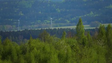 Rüzgar jeneratörleri (rüzgar santrali) peyzajın arka planına karşı