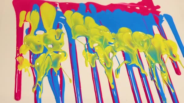 Pintura Multicolor Gotea Por Superficie Fundiendo Gotas Formando Rayas — Vídeos de Stock