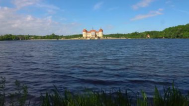 On iki. - 05. 2022 Moritzburg Asterle göl tarafından güzel bir manzara. Saksonya, Almanya.