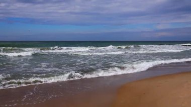 Baltık Denizi 'nde fırtına. martı gökyüzünde yavaşça uçar. yavaş çekim