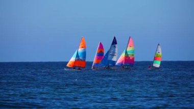 Baltık Denizi 'nde yelkenli yarışı. Güneşli bir yaz günü, mutlu insanlar yelkenlide. Yaz tatili için iyi bir fikir. yavaş çekim