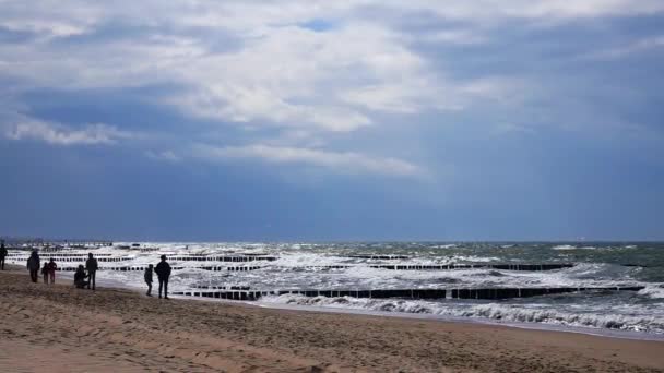 Pobřeží Baltského Moře Bouře Moři Lidé Chodí Moři Zpomalený Pohyb — Stock video