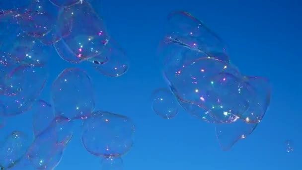 Мыльные Пузыри Голубом Фоне Неба Замедленное Движение — стоковое видео