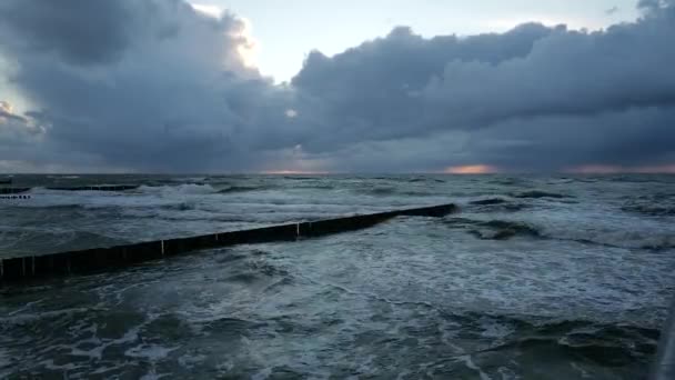 Sturm Auf Der Ostsee Gewitterwolken Bei Sonnenuntergang — Stockvideo