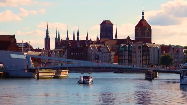 2022 Ludzie Spacerują Zwodzonym Moście Przez Rzekę Motławę Wieczorem Gdańsk — Wideo stockowe