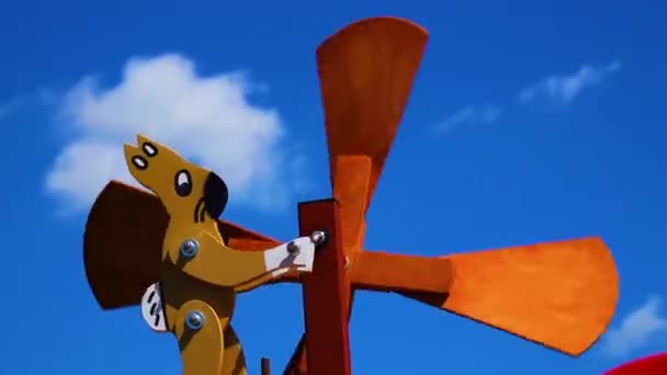 Игрушечный Деревянный Кролик Поворачивает Мельницу Помощью Ветра — стоковое видео