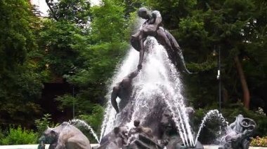 Polonya 'nın Bydgoszcz kentindeki Kazimierz Wielki parkında 07.07 2022 tufan havuzu. yavaş çekim