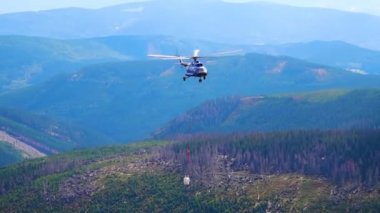 Dağlardaki ulaşılması zor yerlere helikopterle mal teslimatı. yavaş çekim 