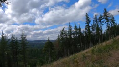 Hava değiştiğinde hareket eden bulutların arka planındaki dağların görüntüsü