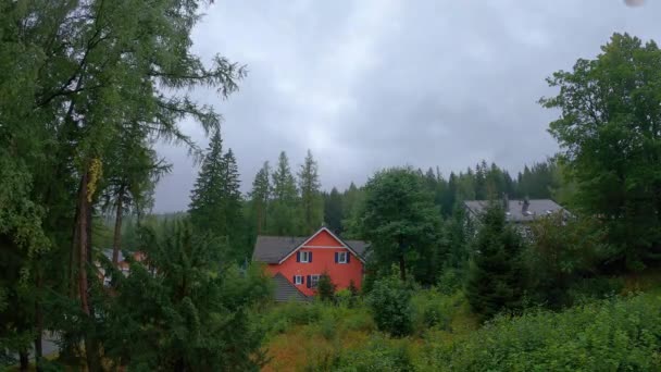 Dům Horách Pozadí Zeleného Lesa Změnami Povětrnostních Podmínek — Stock video