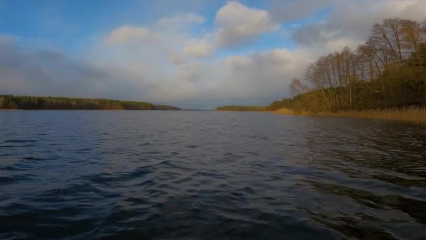 Camera Zinkt Langzaam Het Meer Water Jeziorak Poland — Stockvideo