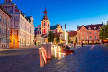 12-07-2022: Gün batımında Collegiate Meydanı. Poznan, Polonya