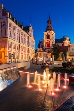 12-07-2022: Gün batımında Collegiate Meydanı. Poznan, Polonya