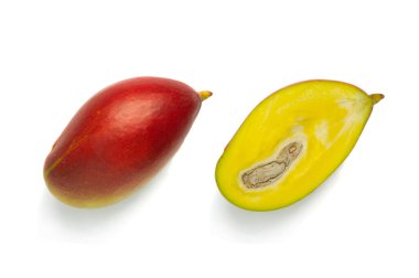 Mango beyaz arkaplanda izole edildi