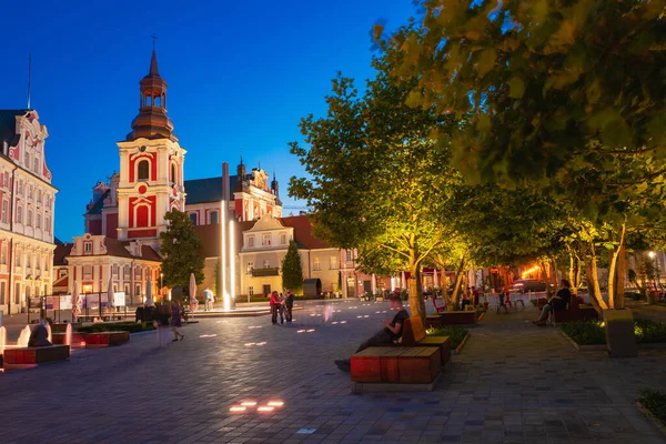 2022 夕暮れ時の大学広場 ポーランド ポズナン — ストック写真