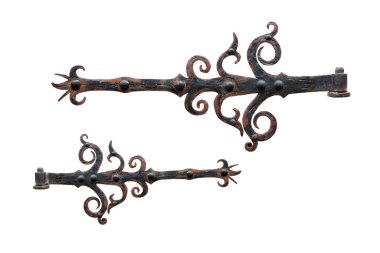 Eski metal kapı menteşesi beyaz arka planda izole edilmiş.