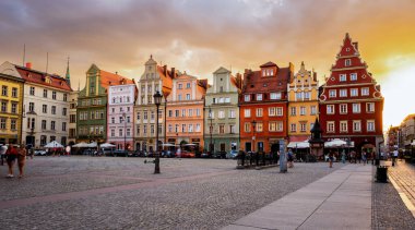 21-07-2022: Wroclaw pazar meydanının gece manzarası. Wroclaw eski ve Polonya 'da çok güzel bir şehir