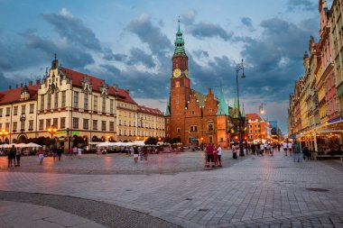 21-07-2022: Pazar Meydanı 'ndaki eski belediye binası alacakaranlıkta. Wroclaw Polonya