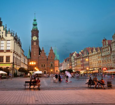 21-07-2022: Pazar Meydanı 'ndaki eski belediye binası alacakaranlıkta. Wroclaw Polonya