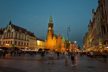 21-07-2022: Pazar Meydanı 'ndaki eski belediye binası alacakaranlıkta. Wroclaw Polonya