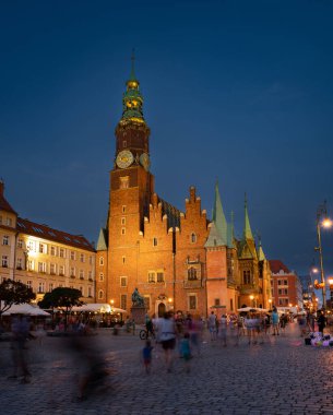 21-07-2022: Pazar Meydanı 'ndaki eski belediye binası alacakaranlıkta. Wroclaw Polonya