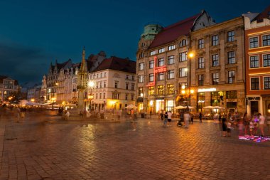 21-07-2022: Wroclaw pazar meydanının gece manzarası. Wroclaw eski ve Polonya 'da çok güzel bir şehir