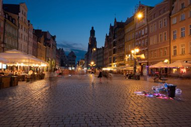 21-07-2022: Wroclaw pazar meydanının gece manzarası. Wroclaw eski ve Polonya 'da çok güzel bir şehir