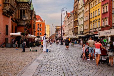 21-07-2022: Alacakaranlıkta pazar meydanı. Renkli şehir konsepti. Wroclaw Polonya