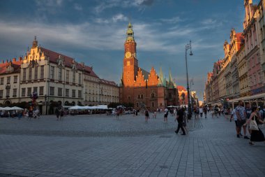 21-07-2022: Pazar Meydanı 'ndaki eski belediye binası alacakaranlıkta. Wroclaw Polonya