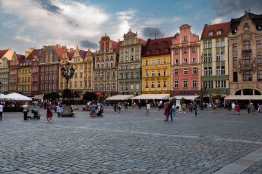 21-07-2022: Alacakaranlıkta pazar meydanı. Renkli şehir konsepti. Wroclaw Polonya