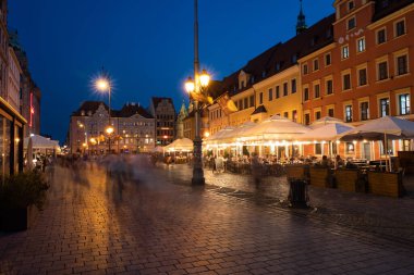 21-07-2022: Wroclaw pazar meydanının gece manzarası. Wroclaw eski ve Polonya 'da çok güzel bir şehir