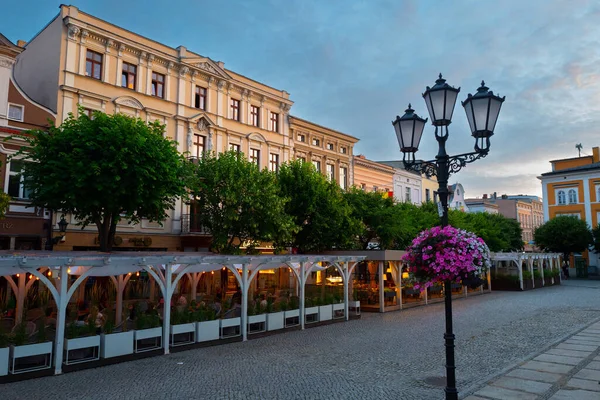 2022 Beautiful Street Restaurants Illuminated Flowers Market Leszno Dusk Poland — Stock Photo, Image