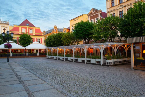 2022 Gyönyörű Utcai Éttermek Megvilágított Virágok Piacon Leszno Alkonyatkor Lengyelország — Stock Fotó