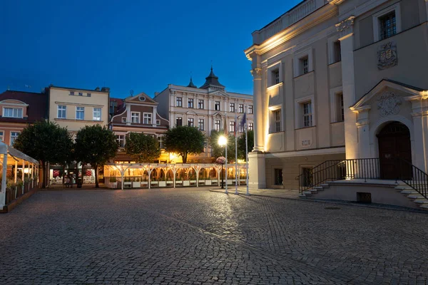 2022夕暮れ時にレズノで市場に照明や花を持つ美しい通りのレストラン ポーランド — ストック写真