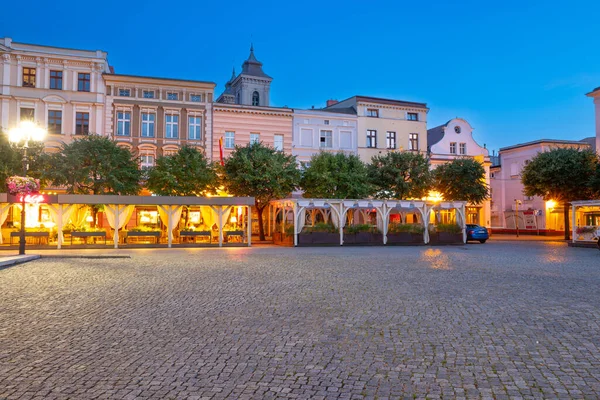 2022夕暮れ時にレズノで市場に照明や花を持つ美しい通りのレストラン ポーランド — ストック写真