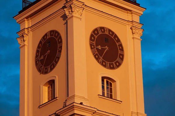 2022年7月18日莱什诺市市场市政厅塔上的时钟 大波兰 — 图库照片